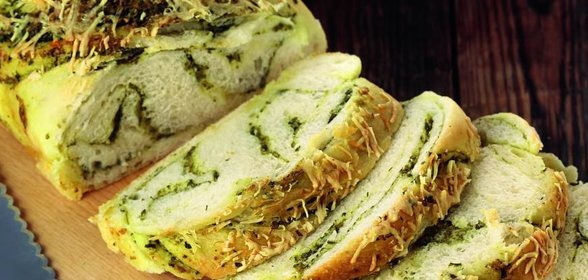 Плетеный хлеб с песто