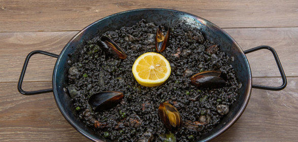 Черный рис с морепродуктами