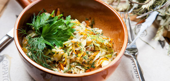 Жареная капуста с морковью и яйцом