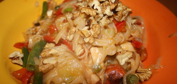 Рисовая лапша с мясом, овощами и орехами