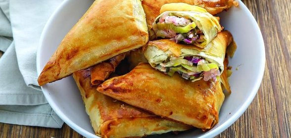 Бурекасы из теста фило со свекольной ботвой