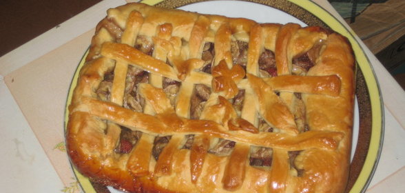 Пирог с земляникой,яблоком,бананом и мармеладом