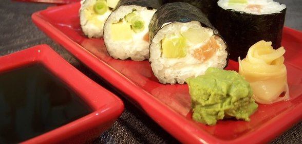 Роллы с форелью, огурцом и зеленым луком