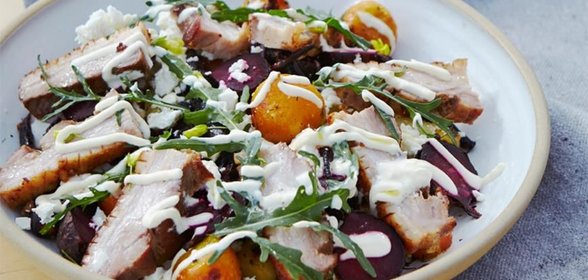 Запеченная грудинка с молодыми овощами