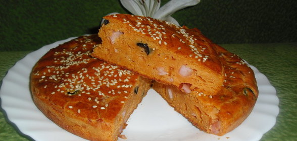 Томатный кекс с ветчиной, сыром и маслинами