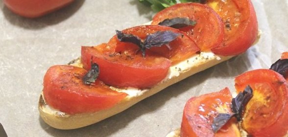 Багет с рикоттой, грилованными помидорами и бальзамико