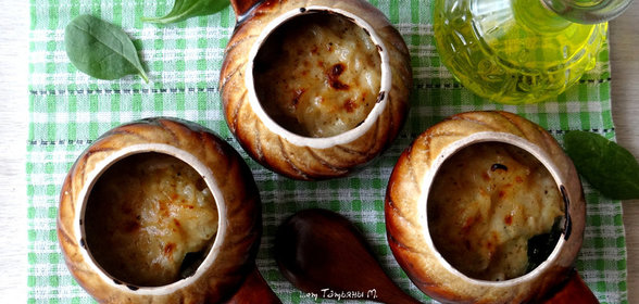 Курица с копченым ароматом и молодым шпинатом под соусом Бешамель