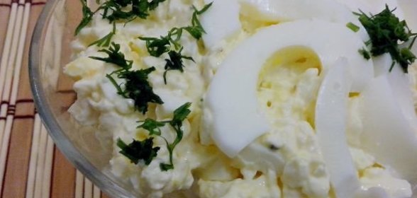 Салат из плавленого сыра с яйцом и чесноком