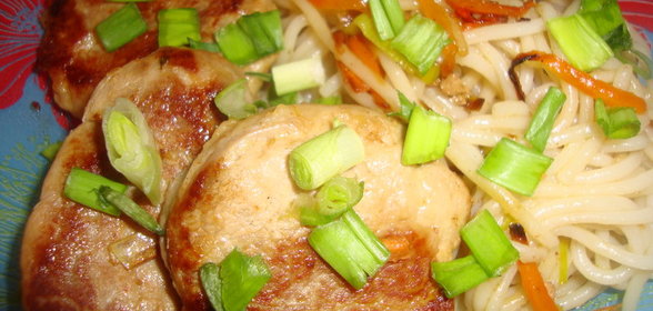 Вырезка с рисовой лапшой и овощами