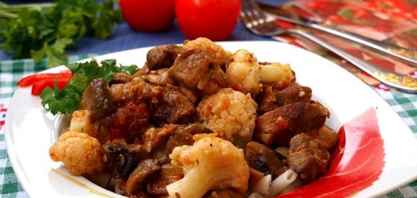 Жареная свинина с шампиньонами и цветной капустой