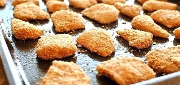 Куриные наггетсы в картофельных чипсах, запеченные в духовке