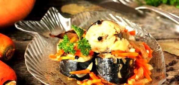 Тушеная скумбрия с луком и морковью