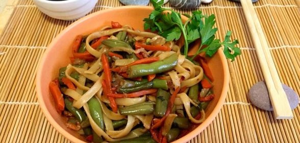 Лапша по-азиатски со стручковой фасолью