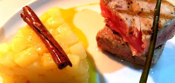 Филе тунца с гарниром из сладкой груши