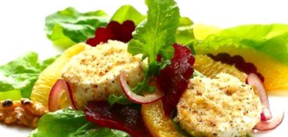 Теплый салат из жаренной в хлебных крошках моцареллы, свеклы и картофеля