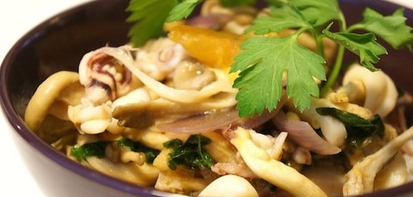 Кальмары с вешенками, приготовленные в воке