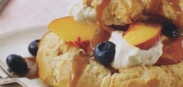 Заварные пирожные со сливками и фруктами