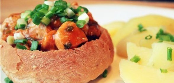 Гуляш куриный в пшеничной булочке