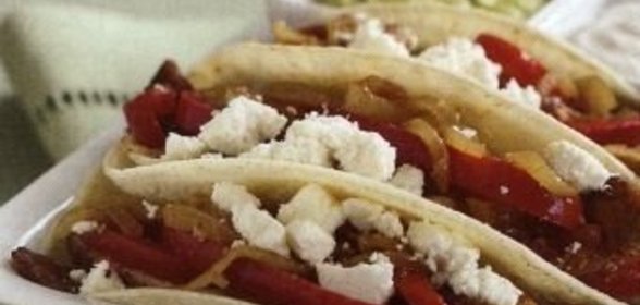 Тортильи с куриным мясом, луком, перцем и сыром