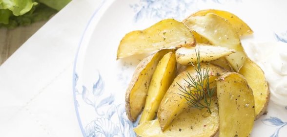 Пряные картофельные дольки с оливковым маслом и сметаной