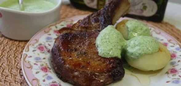 Жареная Свинина с картофелем под соусом из петрушки