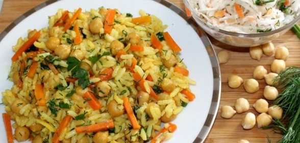 Плов с нутом и салат из квашенной капусты