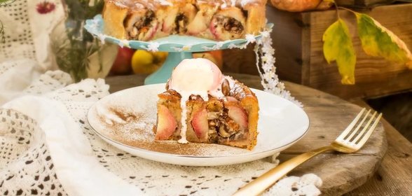 Шарлотка с целыми яблоками