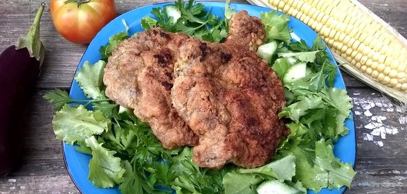 Свиная отбивная на зеленой подушке