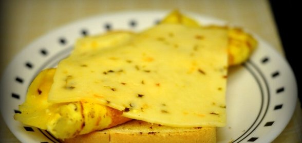 Омлет с хлебом и сыром