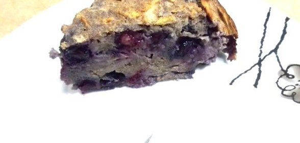 Шарлотка с черникой и яблоками