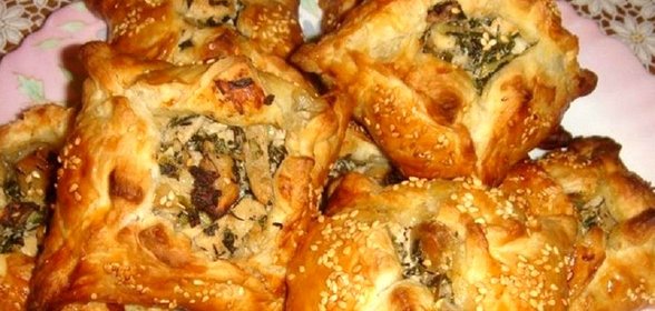 Слоеные конвертики с курицей и грибами