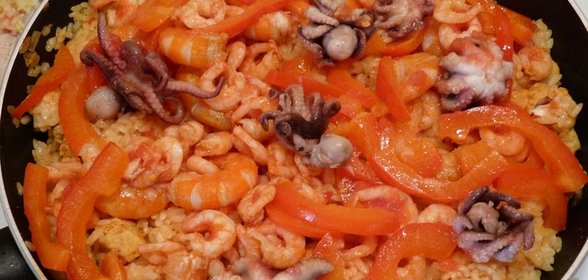 Паэлья с курицей и мореподуктами