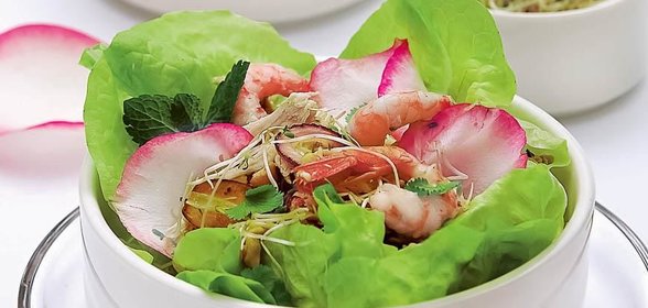 Латук с лепестками роз