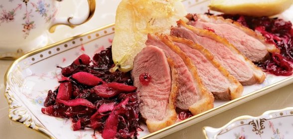 Утиные грудки с красной капустой и горчичными грушами от Анжелы Хартнетт