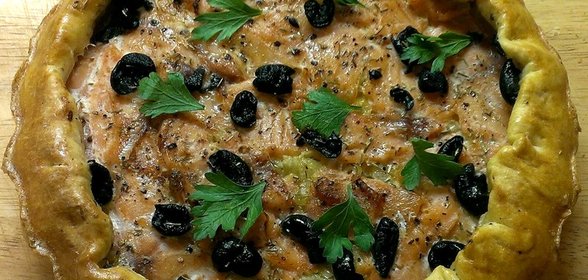 Луковый пирог со слабосоленой семгой