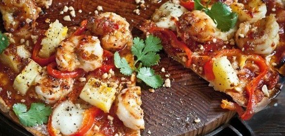 Пицца с острыми креветками и ананасом
