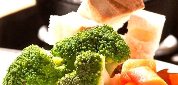 Фондю «Три сыра» с капустой брокколи и морковью