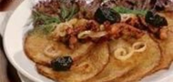 Драники в горшочке с телятиной и черносливом