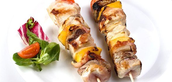 Свинина на шпажках с острым яблочным соусом