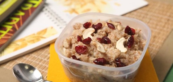 Каша из зерновых хлопьев с сушеной клюквой, изюмом и орехами