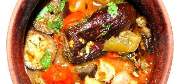 Баранина с баклажанами в горшочке
