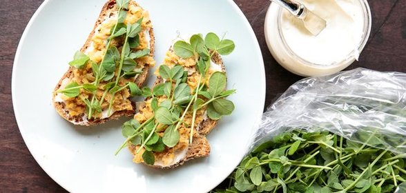 Брускетта с нутом и ростками гороха