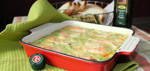 Запеканка из брокколи, оливок и лосося