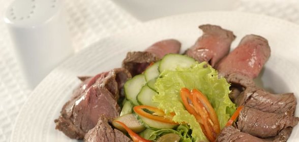 Ростбиф в карамели с пикантным соусом