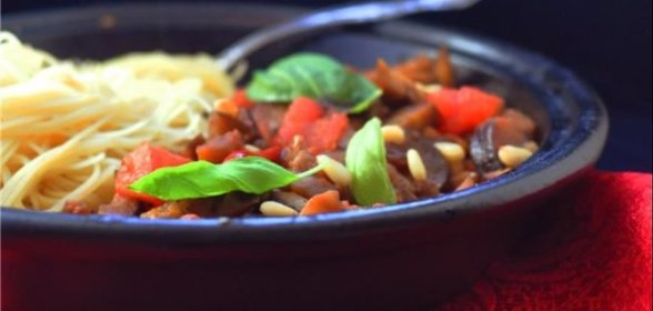 Паста с баклажанами, помидорами, кедровыми орехами и изюмом