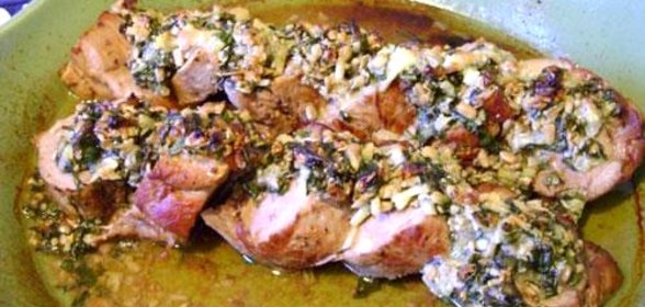 Филе свинины с соусом песто из семечек