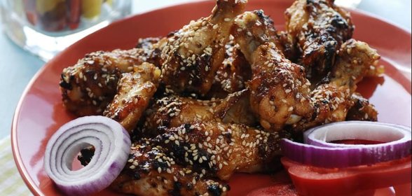 Куриные крылышки в апельсиновой глазури и кунжуте