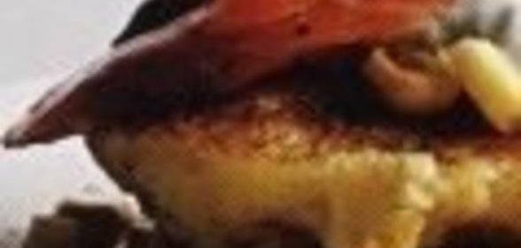 Кукурузные оладьи с копченым лососем и сметанным соусом