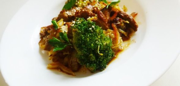 Свинина с брокколи вок