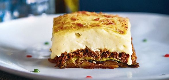 Мусака, овощная запеканка с говяжьим фаршем и соусом бешамель